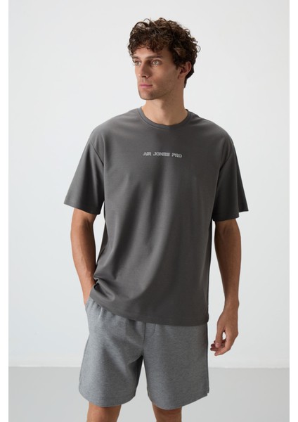 Koyu Gri Pamuklu Kalın Yüzeyi Dokulu Oversize Fit Baskılı Erkek T-Shirt - 88364
