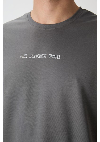 Koyu Gri Pamuklu Kalın Yüzeyi Dokulu Oversize Fit Baskılı Erkek T-Shirt - 88364 fiyatları