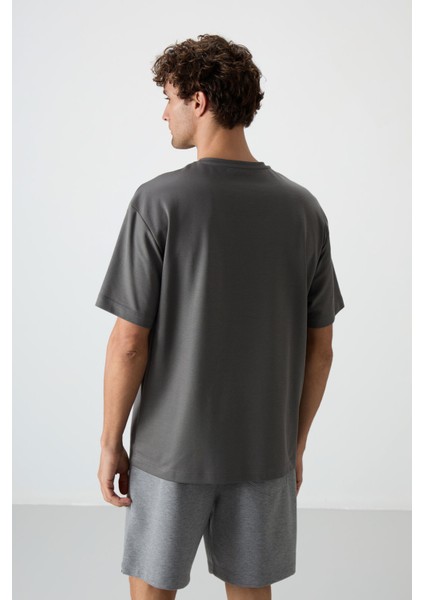 Koyu Gri Pamuklu Kalın Yüzeyi Dokulu Oversize Fit Baskılı Erkek T-Shirt - 88364 indirimleri