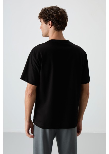 Siyah Pamuklu Kalın Yüzeyi Dokulu Oversize Fit Baskılı Erkek T-Shirt - 88365 fırsatları