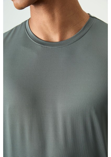 Haki Polyester Nefes Alan Dokulu İnce Esnek Standart Fit Erkek Performans T-Shirt - 88383 modelleri