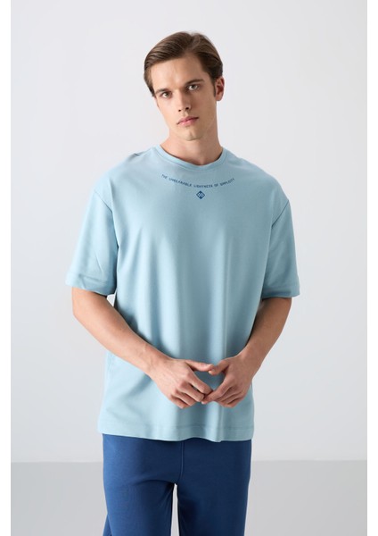 Açık Mavi Pamuklu Kalın Yumuşak Dokulu Oversize Fit Baskılı Erkek T-Shirt - 88343 fırsatları
