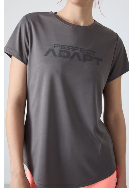 Koyu Gri Nefes Alan Dokulu İnce Esnek Standart Fit Performans Kadın T-Shirt - 97283 fiyatları