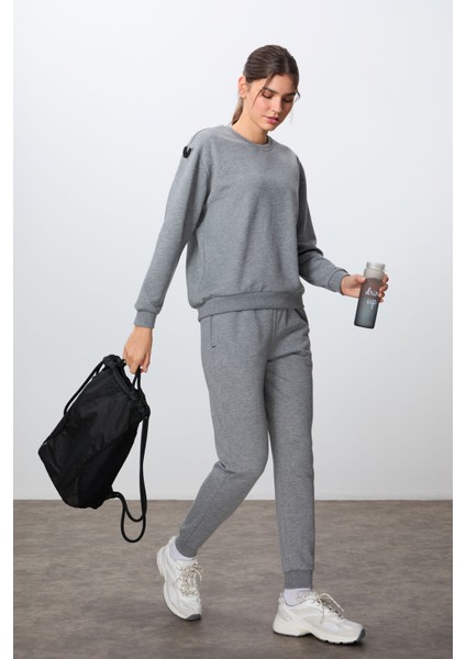 Gri Melanj Kompakt Pamuklu Kalın Pürüzsüz Dokulu O Yaka Oversize Fit Kadın Eşofman Takım - 95341
