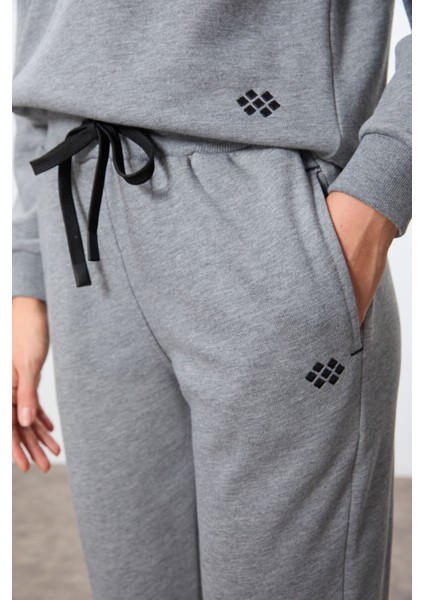 Gri Melanj Kompakt Pamuklu Kalın Pürüzsüz Dokulu O Yaka Oversize Fit Kadın Eşofman Takım - 95341 indirimleri