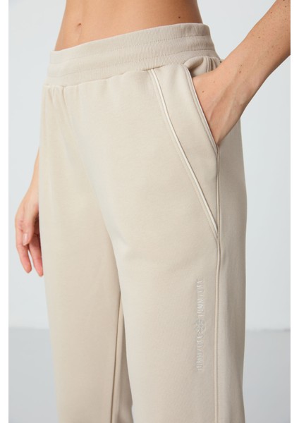 Bej Kompakt Pamuklu Kalın Pürüzsüz Dokulu Standart Fit Kadın Eşofman Altı - 94660 fırsatları