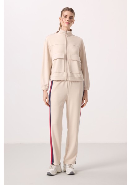 Bej Yumuşak Dokulu Dik Yaka Oversize Kargo Cepli Kadın Crop Top Sweatshirt - 97301 modelleri