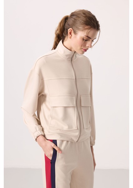 Bej Yumuşak Dokulu Dik Yaka Oversize Kargo Cepli Kadın Crop Top Sweatshirt - 97301 fırsatları