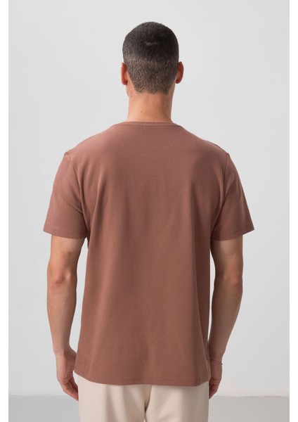 Kahverengi Yüzeyi Dokulu Rahat Form Basic Erkek T-Shirt - 88436 indirimleri