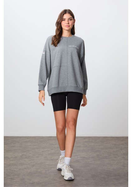 Gri Melanj Kompakt Pamuklu Kalın Pürüzsüz Dokulu O Yaka Oversize Fit Kadın Sweatshirt - 97288