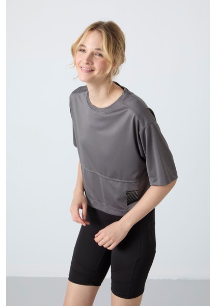 Koyu Gri Polyester Nefes Alan Dokulu İnce Esnek Oversize Fit Performans Kadın T-Shirt - 97284