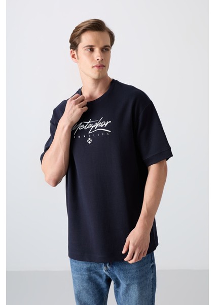 Lacivert Pamuklu Kalın Yumuşak Dokulu Oversize Fit Baskılı Erkek T-Shirt - 88320 fırsatları