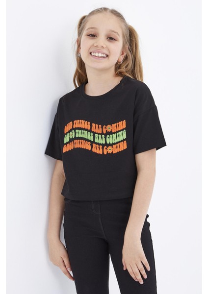 Siyah Oversize Renkli Yazı Baskılı Düşük Omuz O Yaka Kız Çocuk Crop T-Shirt - 75038