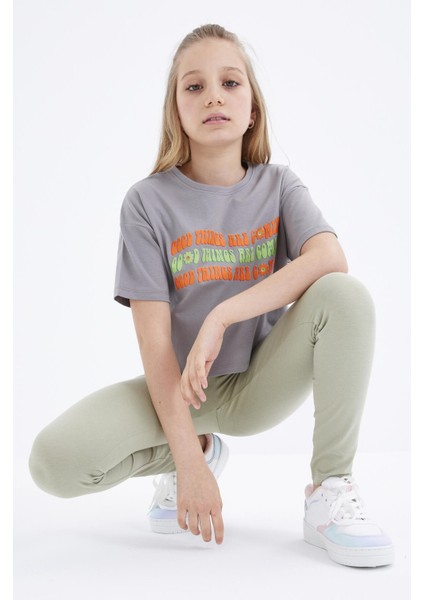 Gri Oversize Renkli Yazı Baskılı Düşük Omuz O Yaka Kız Çocuk Crop T-Shirt - 75038