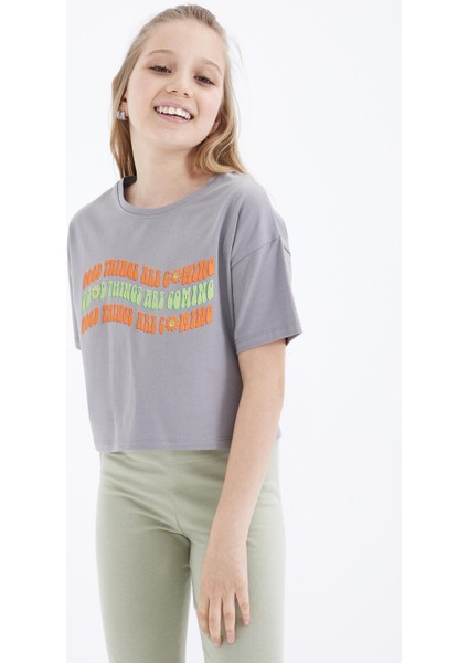 Gri Oversize Renkli Yazı Baskılı Düşük Omuz O Yaka Kız Çocuk Crop T-Shirt - 75038 fiyatları