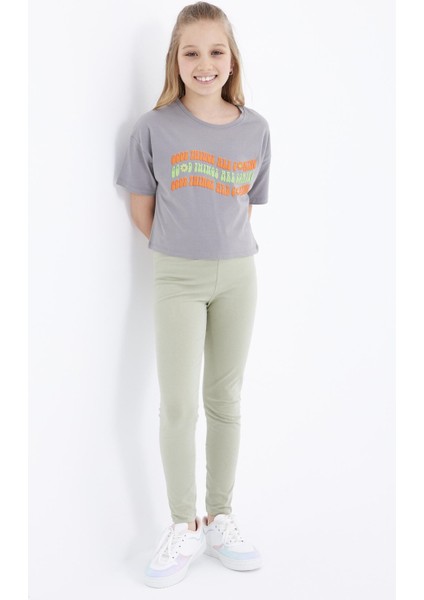 Gri Oversize Renkli Yazı Baskılı Düşük Omuz O Yaka Kız Çocuk Crop T-Shirt - 75038 modelleri