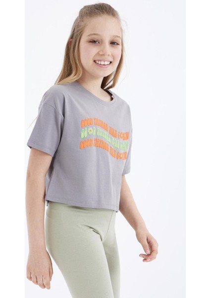 Gri Oversize Renkli Yazı Baskılı Düşük Omuz O Yaka Kız Çocuk Crop T-Shirt - 75038 fırsatları