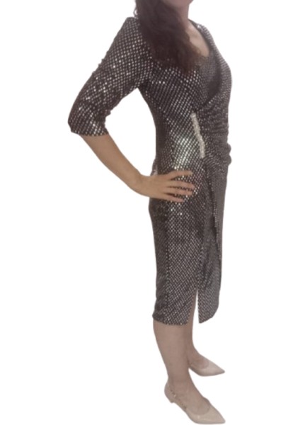 Siyah-Gümüş Büyük Beden V Yaka Truvakar Kollu Beli Taş Aksusuar Detaylı Paletli Ara Boy Abiye Elbise modelleri