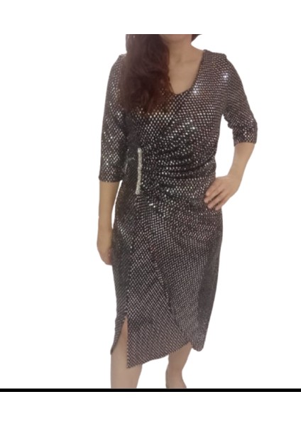 Siyah-Gümüş Büyük Beden V Yaka Truvakar Kollu Beli Taş Aksusuar Detaylı Paletli Ara Boy Abiye Elbise indirimleri
