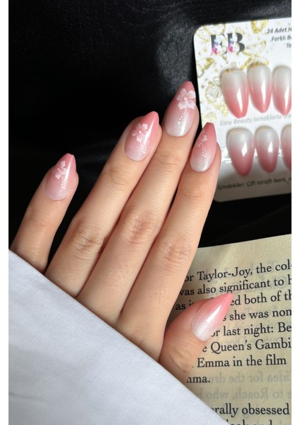 Kısa Badem 24 Adet Çiçek Desenli Takma Tırnak Seti W1802