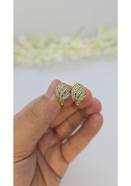 14 Ayar Altın Kaplama Zirkon Taşlı Kadın Küpe – Zarif ve Işıltılı (M11)