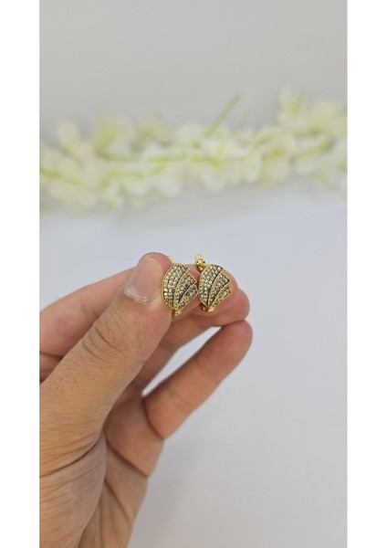 14 Ayar Altın Kaplama Zirkon Taşlı Kadın Küpe – Zarif ve Işıltılı (M11) fiyatları