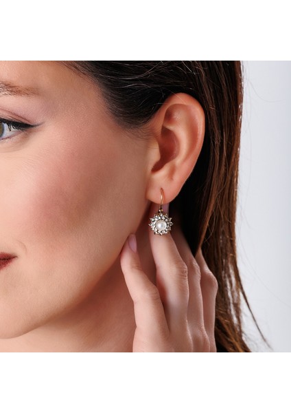 KLASİK IŞILTI İNCİ BAKIR EL YAPIMI KRİSTAL TAŞLI KARARMA YAPMAZ KADIN KÜPE KUTULU