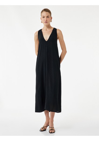 Aerobin Kumaş V Yaka Kolsuz Pencere Detaylı Midi Boy Kloş Elbise