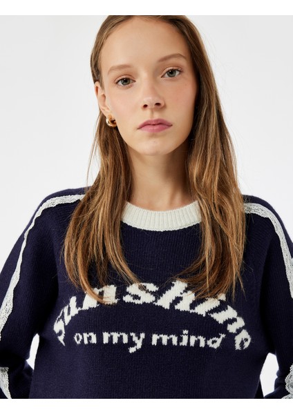 Dantel Detaylı Uzun Kollu Desenli Bisiklet Yaka Kazak