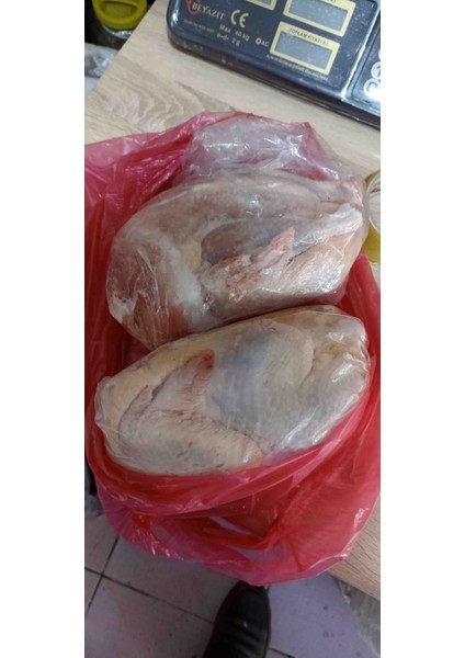 Köy Tavuk Eti ortalama 1.5ile 2 kg arası gelmektedir.