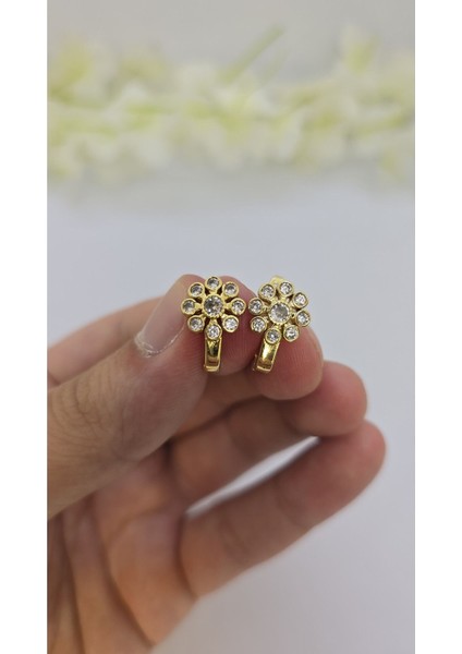 14 Ayar Altın Kaplama Zirkon Taşlı Kadın Küpe – Zarif ve Işıltılı (M32)