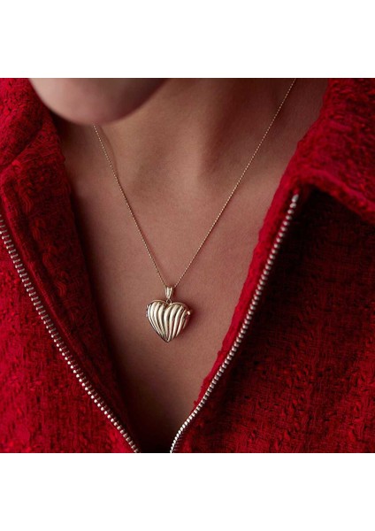 Dalgalı Kalp Kapaklı Kolye