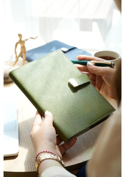 Executive Vegan Deri Defter. A5. 100 Gr. 240 Sayfa. Kenar Yaldızlı Yeşil
