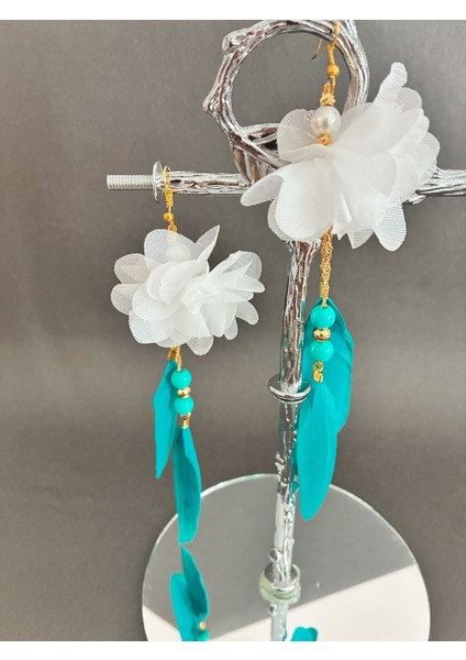 Beyaz Çiçekli Kuş Tüylü Boncuklu Altın Kaplama Malzemeli Konsept Kararmaz Küpe Çift, Party, Özel Gün