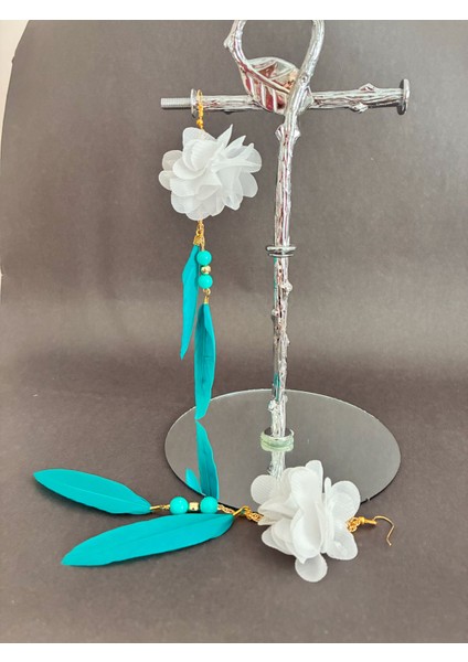 Beyaz Çiçekli Kuş Tüylü Boncuklu Altın Kaplama Malzemeli Konsept Kararmaz Küpe Çift, Party, Özel Gün fiyatları