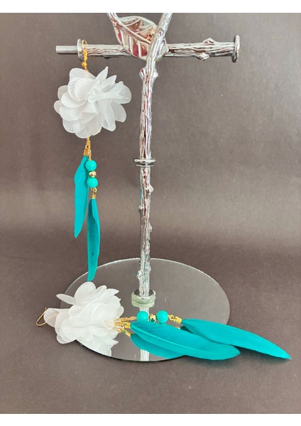 Beyaz Çiçekli Kuş Tüylü Boncuklu Altın Kaplama Malzemeli Konsept Kararmaz Küpe Çift, Party, Özel Gün modelleri