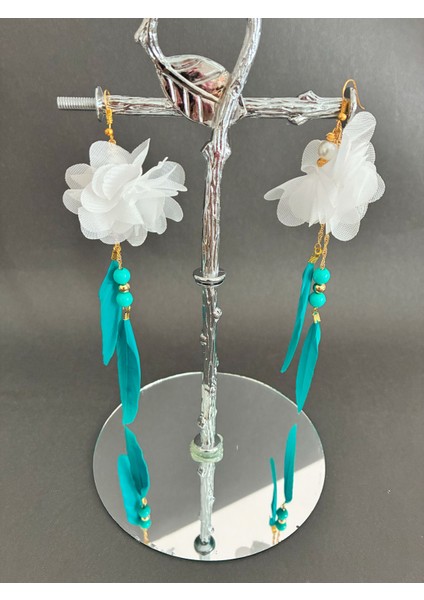 Beyaz Çiçekli Kuş Tüylü Boncuklu Altın Kaplama Malzemeli Konsept Kararmaz Küpe Çift, Party, Özel Gün fırsatları