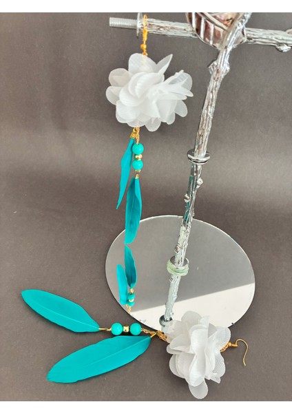 Beyaz Çiçekli Kuş Tüylü Boncuklu Altın Kaplama Malzemeli Konsept Kararmaz Küpe Çift, Party, Özel Gün indirimleri