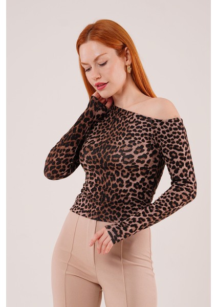 Düşük Omuz Detaylı Leopar Desen Bluz