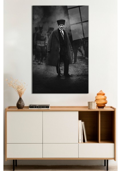 Bastonlu Paltolu Siyah Beyaz Atatürk Cam Tablo, Darbelere Dayanıklı Kırılmaz Cam, Hediyelik