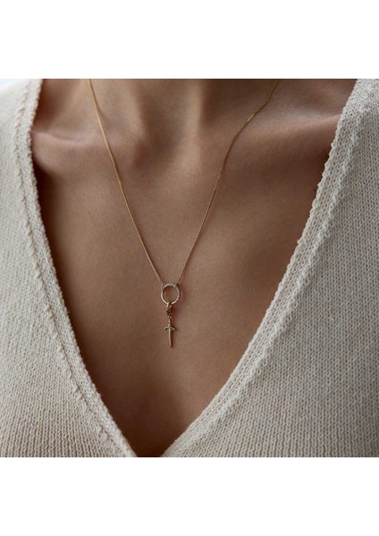 Yarım Tur Taşlı Charm Halkalı Kılıç Kolye