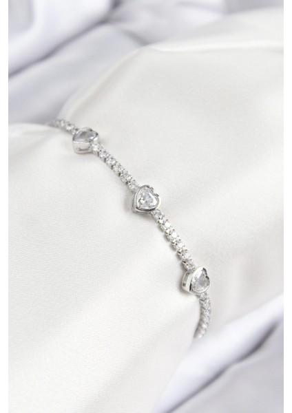 Pirinç Zirkon Taşlı Sıralı Kalp Model Gümüş Renk Asansörlü Kadın Bileklik