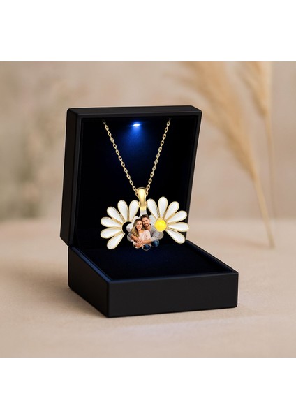 Işıklı Kutuda Fotoğraflı Açılan Papatya Altın Kaplama Gümüş Kolye