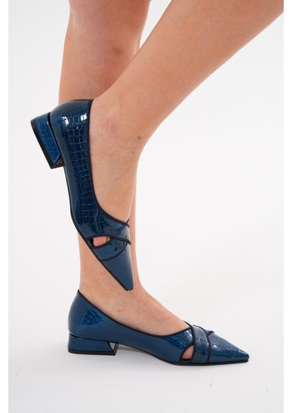 l Lacivert Baskılı Rugan 2 cm Topuk Sivri Burun Topuklu Babet