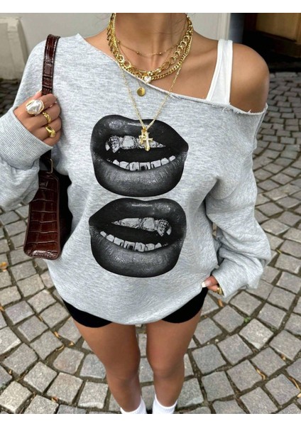 Kadın Gri Oversize Sweatshirt – Baskılı Dudak Desenli, Sokak Stili, Rahat Kesim