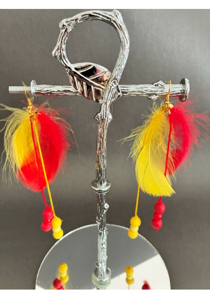 Sarı Kırmızı Kuş Tüylü Boncuklu Altın Kaplama Malzemeli Konsept Kararmaz Küpe Çift, Party, Özel Gün modelleri