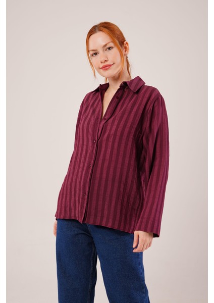 Düğmeli ve Çizgi Detaylı Bordo Gömlek