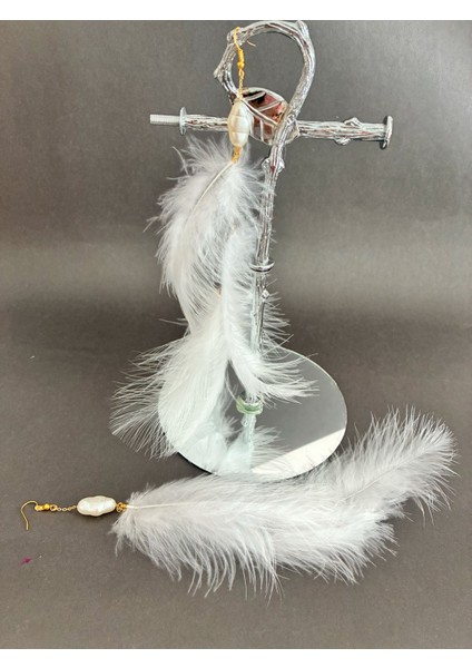 Beyaz Kuş Tüylü Incili Altın Kaplama Malzemeli Konsept Tasarım Kararmaz Küpe Çift, Party, Özel Gün indirimleri