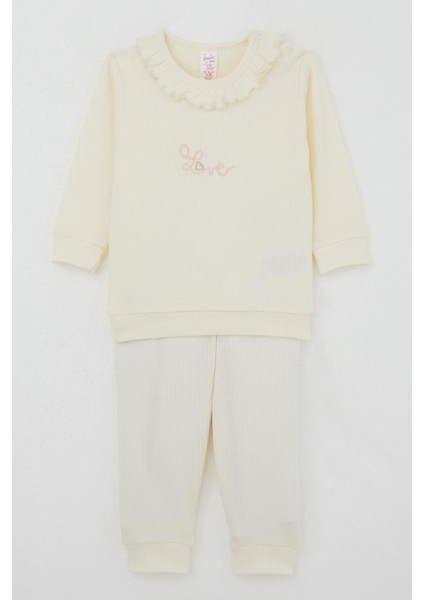 Kız Bebek Pijama Takımı Omuzdan Patlı Yaka Kısmı Fırfırlı Yazı Nakışlı 4 Ay-1 Yaş, Krem
