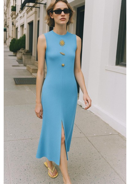 Aksesuar Detaylı Ottoman Kumaş Önü Yırtmaçlı Uzun Kalem Elbise